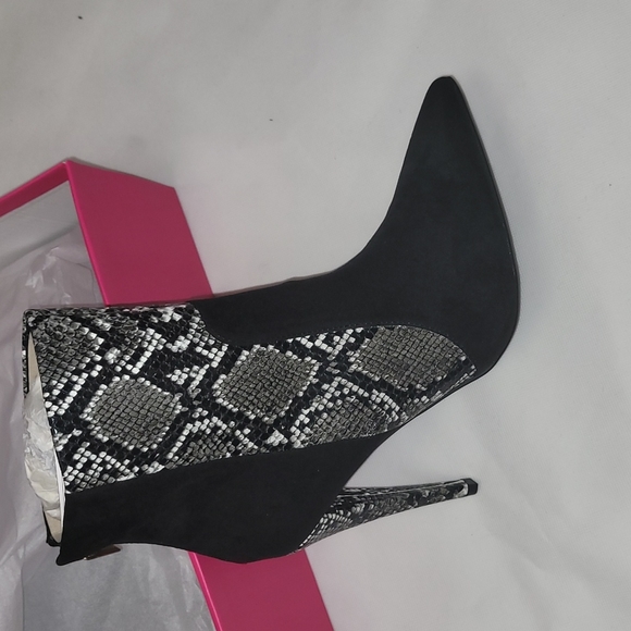 #NWT 9.5 BLACK & WHITE SNAKE POINTED TOE STILETTO WITH ZIPPER - Picture 6 of 7